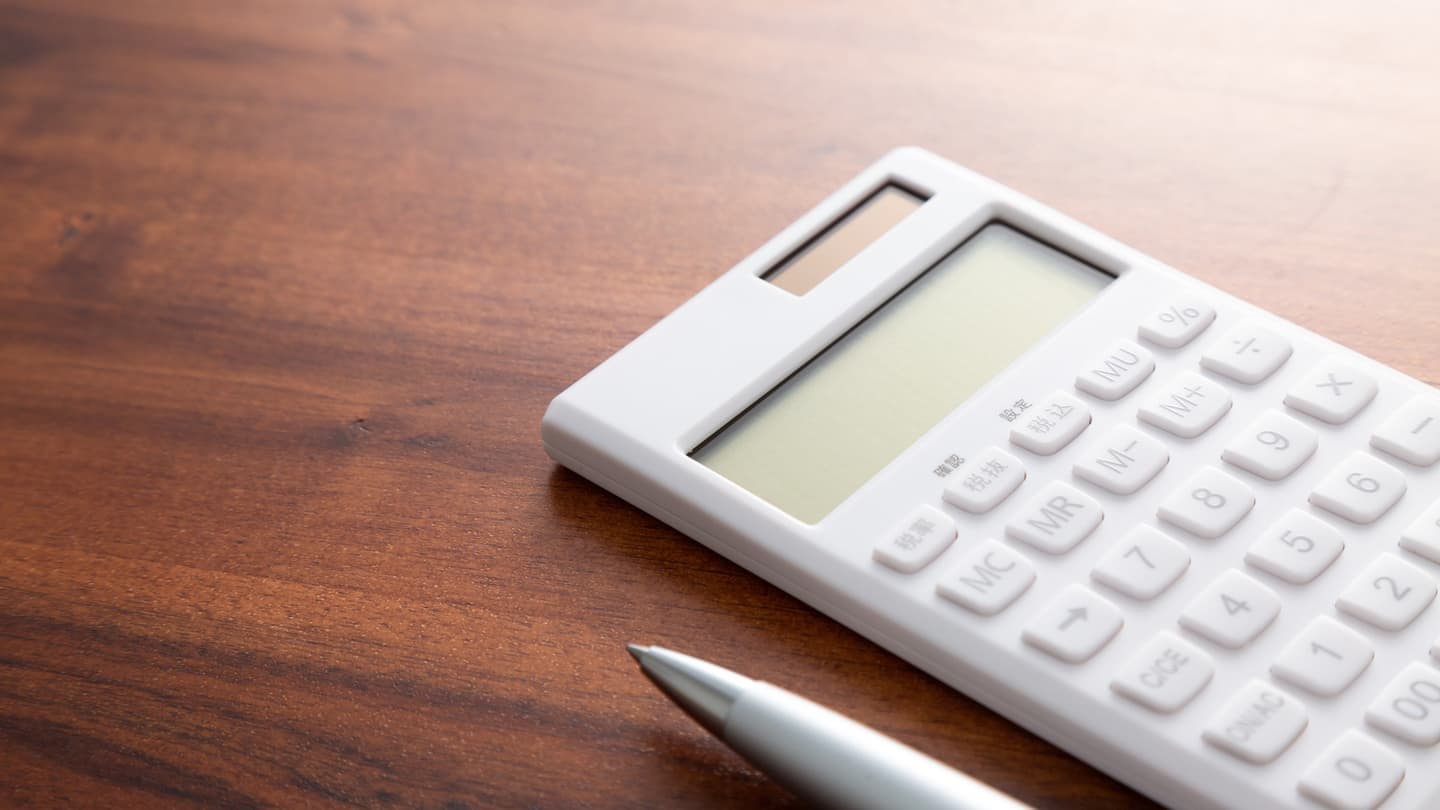 相続税申告料金のイメージ電卓とペン